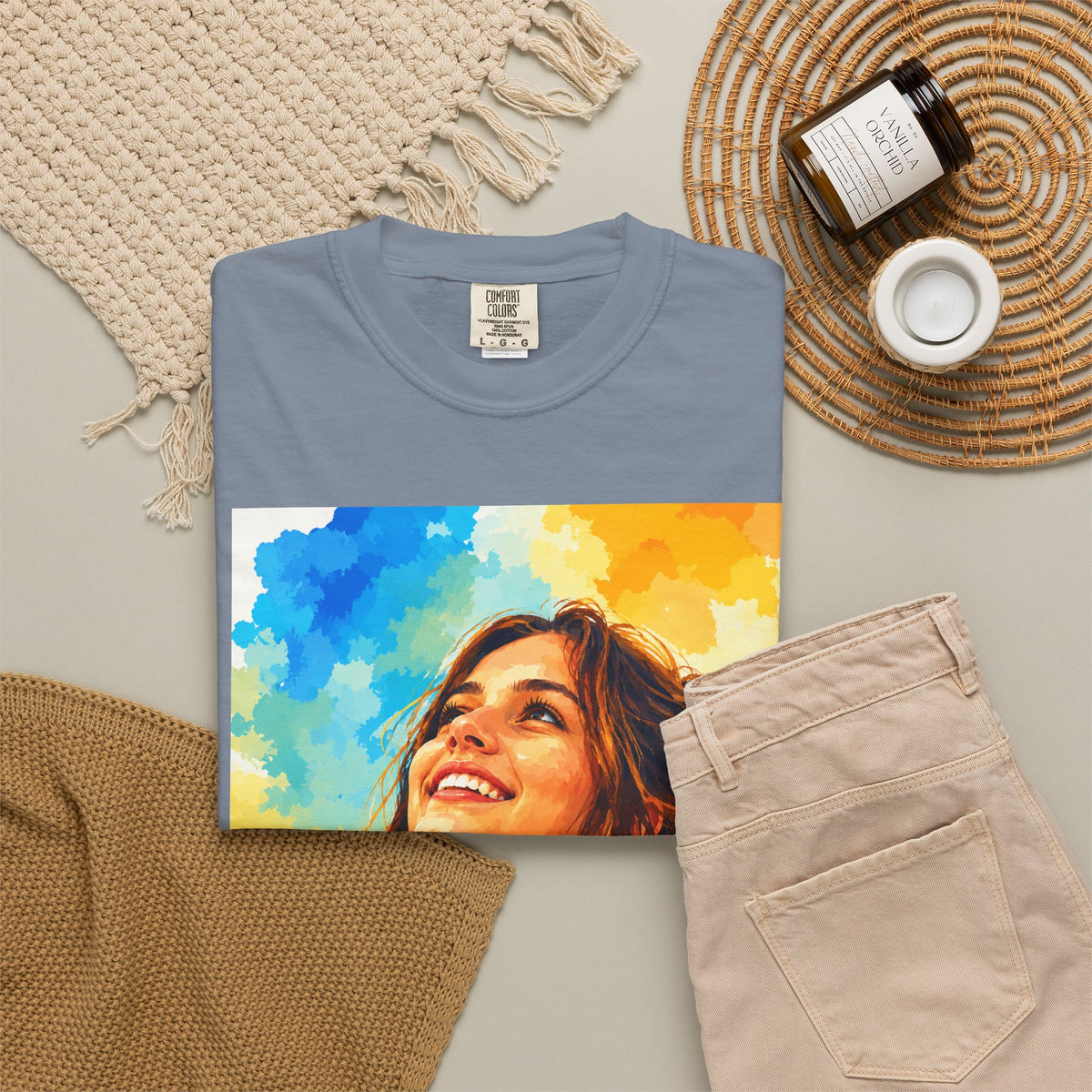 Camiseta con retrato — Ilustración de una mujer sonriente y colorida